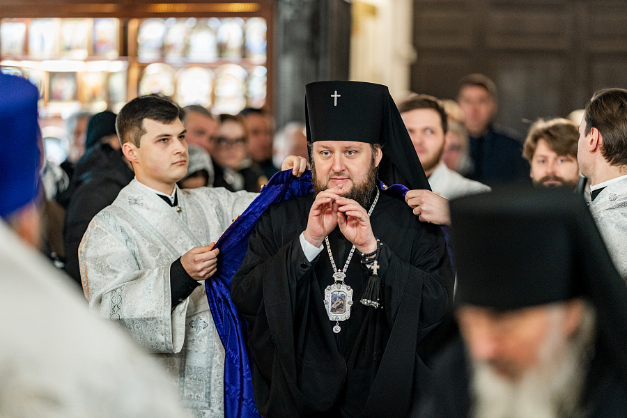 Божественная литургия в Троицком кафедральном соборе Подольска в праздник Рождества Христова
